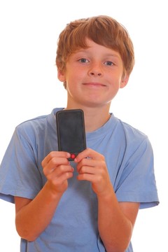 顯示智能手機的男孩