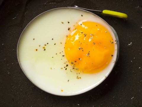 靠近一個(gè)煎雞蛋