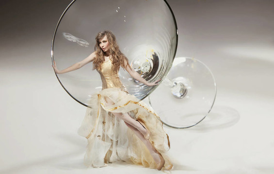 完美的年輕美女坐在martini glass