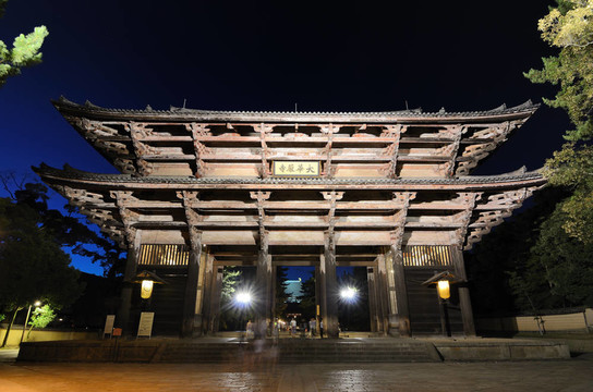 東大寺門