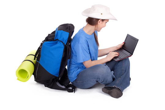 年轻女性游客背包和笔记本电脑