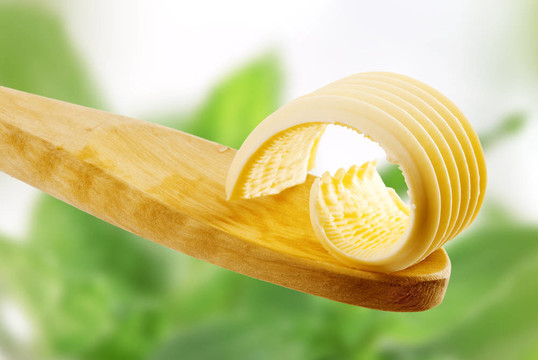 一個(gè)木制勺子上的黃油