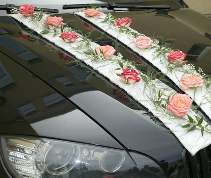 帶花裝飾的汽車用于驅(qū)動新娘和新郎