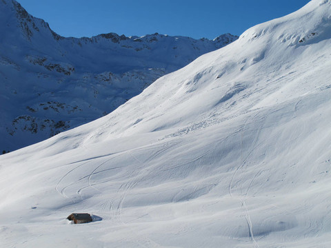 在山上的小屋的滑雪道