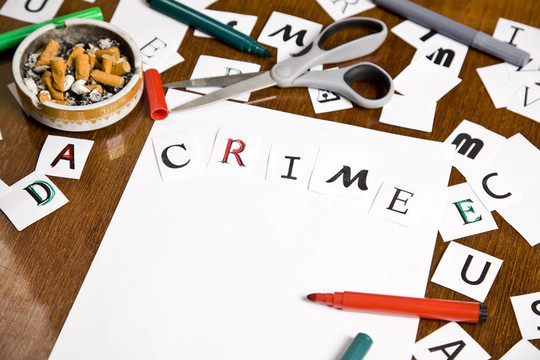 紙上有犯罪字的警告信。