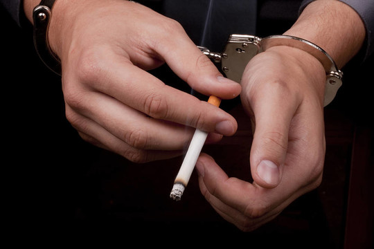 逮捕戴上手銬