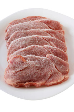 盤子上的冷凍豬肉
