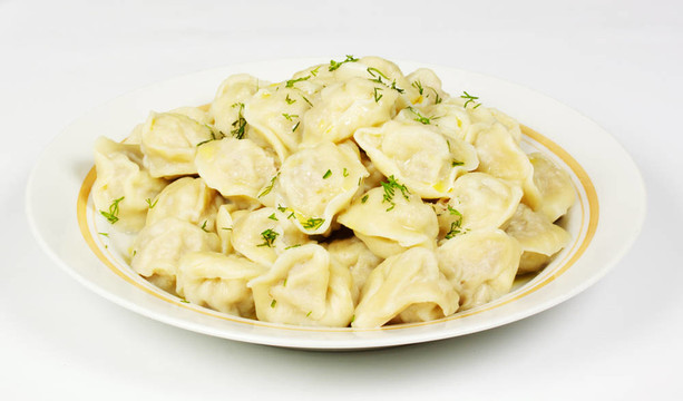 與傳統(tǒng)的俄羅斯菜碗- pelmeni