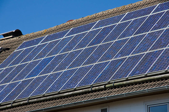 屋頂上的太陽能電池