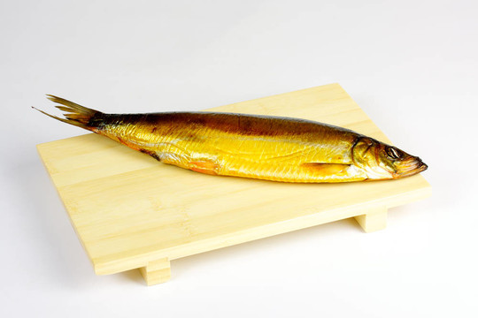 在白色背景上分離的熏鯡魚