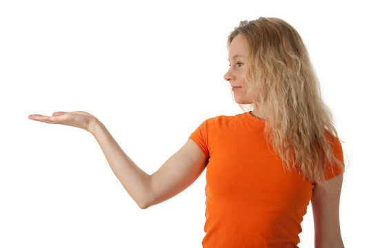 年輕漂亮的女人拿著她的手心