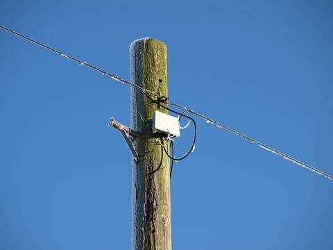 一個(gè)藍(lán)色天空的電線桿