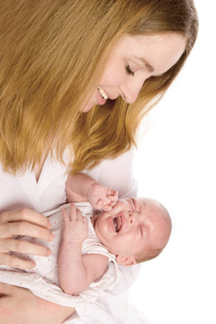 母親抱著嬰兒