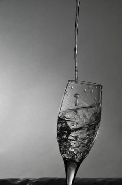 滴水入杯飲地