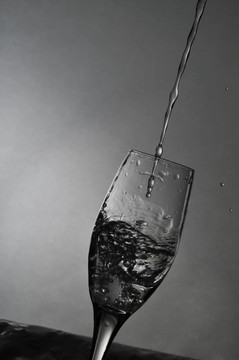 滴水入杯飲地