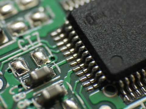 帶組件的綠色電子板