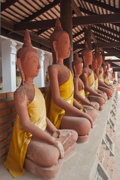 如來佛祖的雕像在瑪哈達(dá)寺woravihara；Ratchaburi