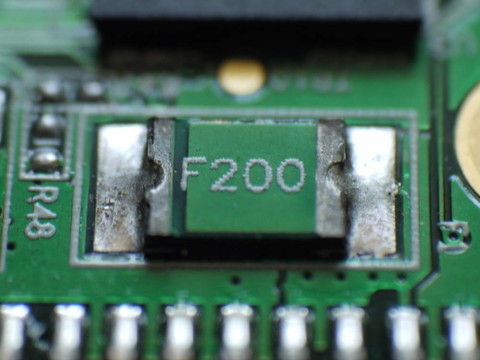 帶組件的綠色電子板