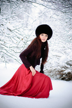美麗的女人在雪