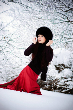 美麗的女人在雪