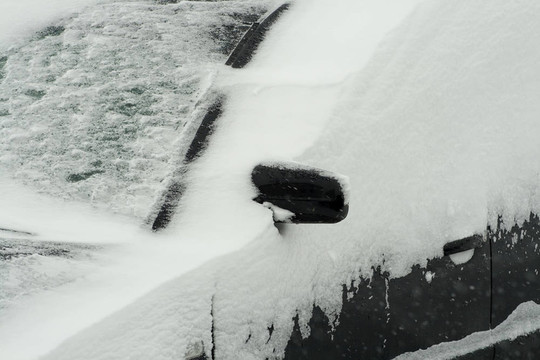 冰雪覆蓋的汽車特寫。