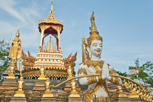 泰國寺廟圖片中的雕像角度