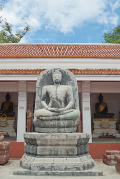 如來佛祖的雕像在瑪哈達(dá)寺woravihara；Ratchaburi