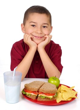 孩子準備吃一個三明治午餐