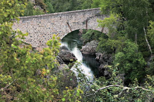 在河Feshie橋