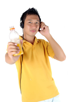 年輕人一邊聽音樂一邊揮舞著他的飲料瓶
