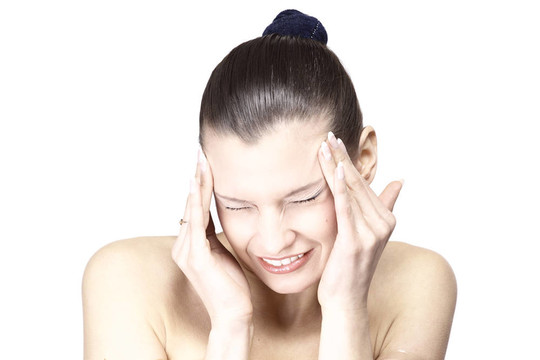 性感漂亮的年輕女人撫摸她的臉肖像