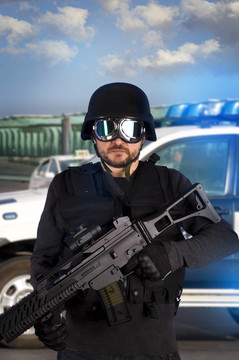 在用機(jī)槍保護(hù)木桶武裝人。警方
