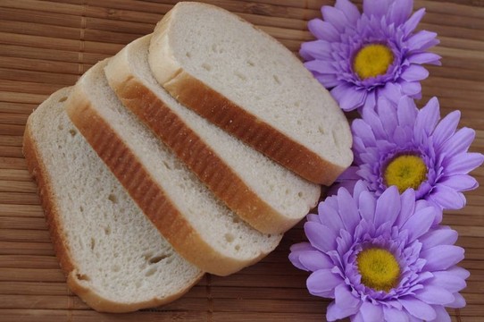餐巾上的面包和花