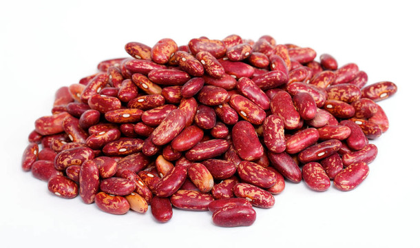 白色背景上的干豆