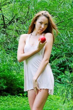 美麗的女人與蘋果在森林里