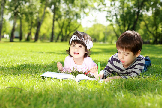 公園里的孩子們在讀一本書