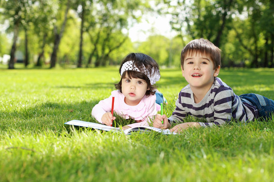 公園里的孩子們在讀一本書