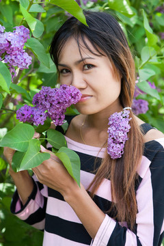 美麗的泰國(guó)女人與丁香花