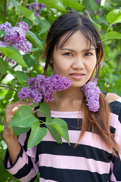 美麗的泰國(guó)婦女在公園里帶牙套
