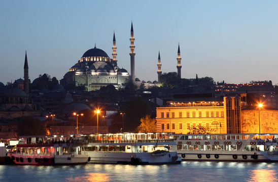新清真寺（Yeni Camii）在土耳其伊斯坦布爾；