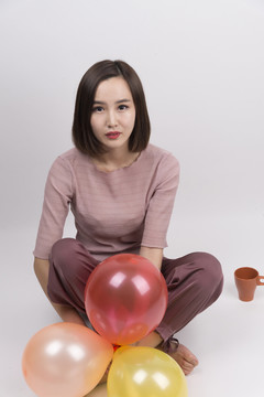 手拿氣球的女人