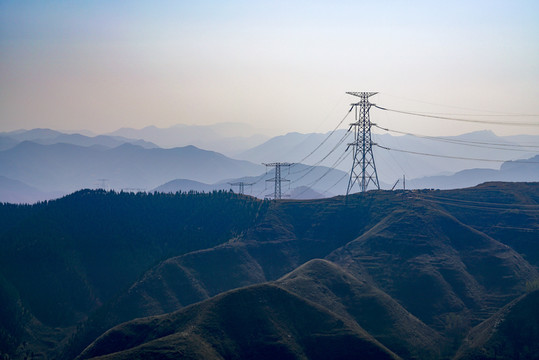 山區(qū)輸電電塔