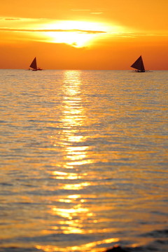 美麗的夕陽與海和帆船
