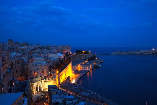 鑒于Valletta；馬耳他。