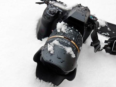 雪中的相機和鏡頭