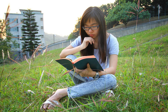 大學亞洲女孩閱讀