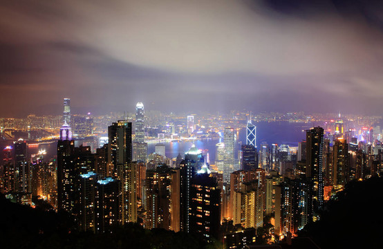 香港的夜景天際線(xiàn)在夜間移動(dòng)的云