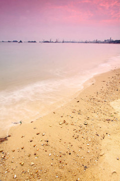 沿著海岸的日落