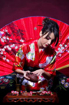 穿紅亞洲服裝的女人