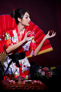 穿紅亞洲服裝的女人